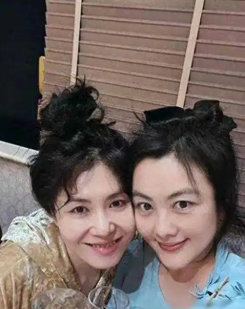 李健神仙妻子露面:清华学霸,不生娃不买房,一生都在度蜜月|孟小蓓