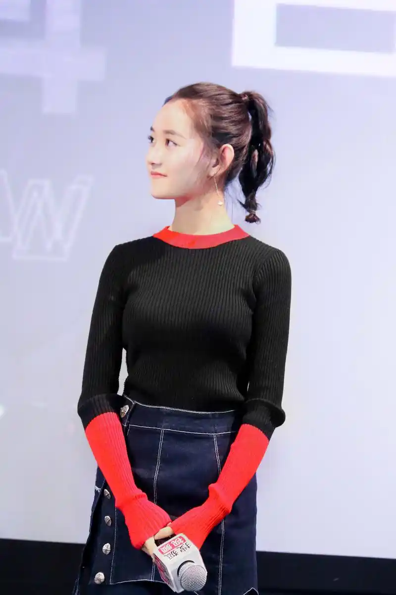 蒋依依端脑开播真少女感美颜获原著粉点赞