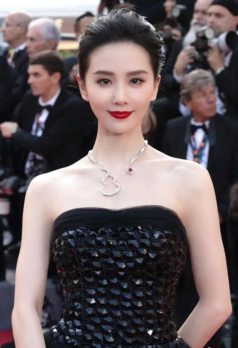 刘诗诗黑色抹胸连衣裙优雅时尚写真