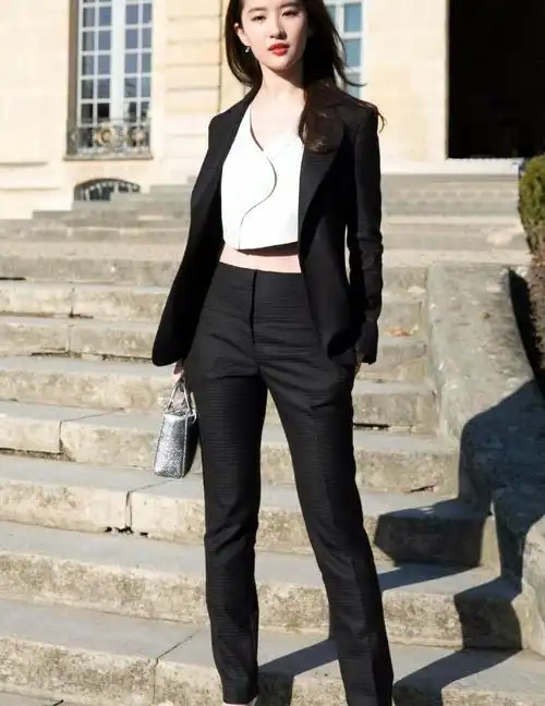 刘亦菲橙色西装 半身裙复古迷人,露出吊带更被赞:高级美