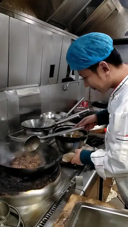 新来厨师炒菜失败了,您愿意给他点赞吗.