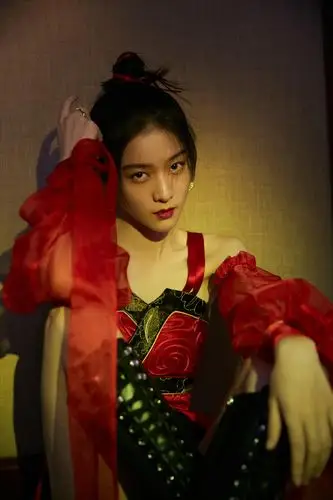 张雪迎化身唱跳小侠女惊喜登台红装佩扇身轻如燕