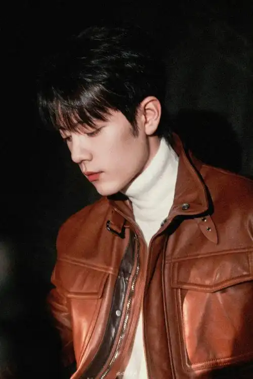 肖战米兰时装周##米兰时装周##肖战机场大声维持秩序