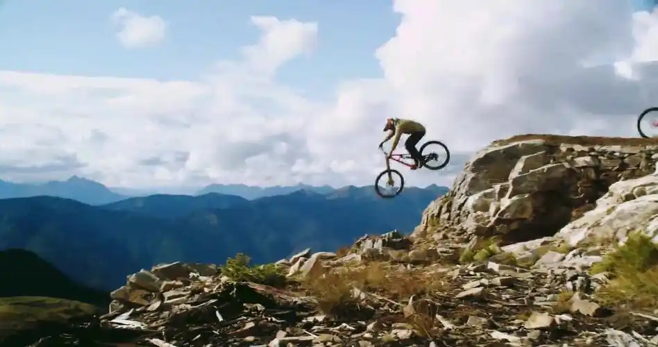 极限运动:山地车极其危险山地急速往山下骑行,看完够胆来骑吗!