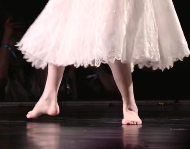 张艺凡为表达对舞台的热爱,光脚跳芭蕾,镜头特写到脚部,懵了
