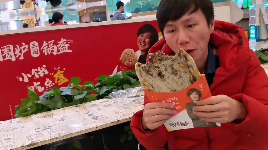 实拍贾玲代言的荆州锅盔,闻着都香,10元一个都不嫌贵,排队买