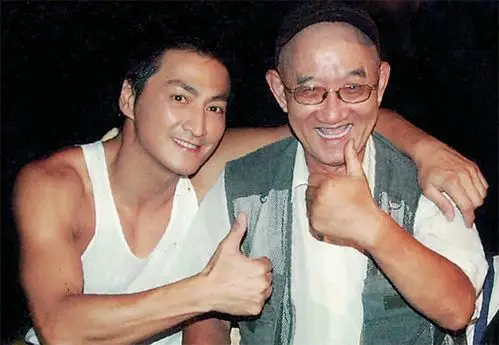 作者与著名演员何家劲(2005年摄于嵊州)作者与《飞花如蝶》剧组主要