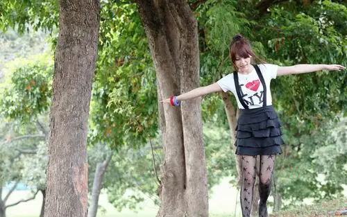 校花美女桌面壁纸之绿色草地自拍