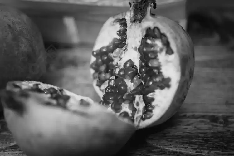 石榴的黑白特写iamge切成两半