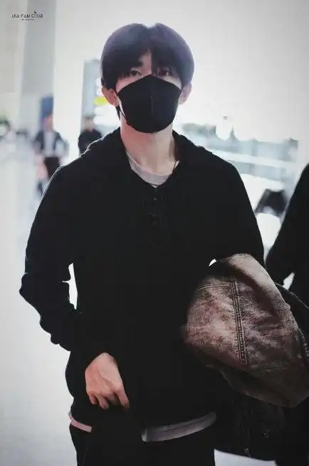 易烊千玺出发日内瓦 黑色卫衣造型低调帅气,期待千玺的日内瓦之行