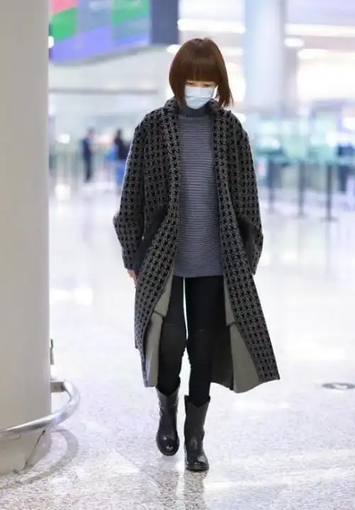 鲁豫那么瘦却能撑得起大衣拼接毛毛兜看着挺厚重配长靴有气场