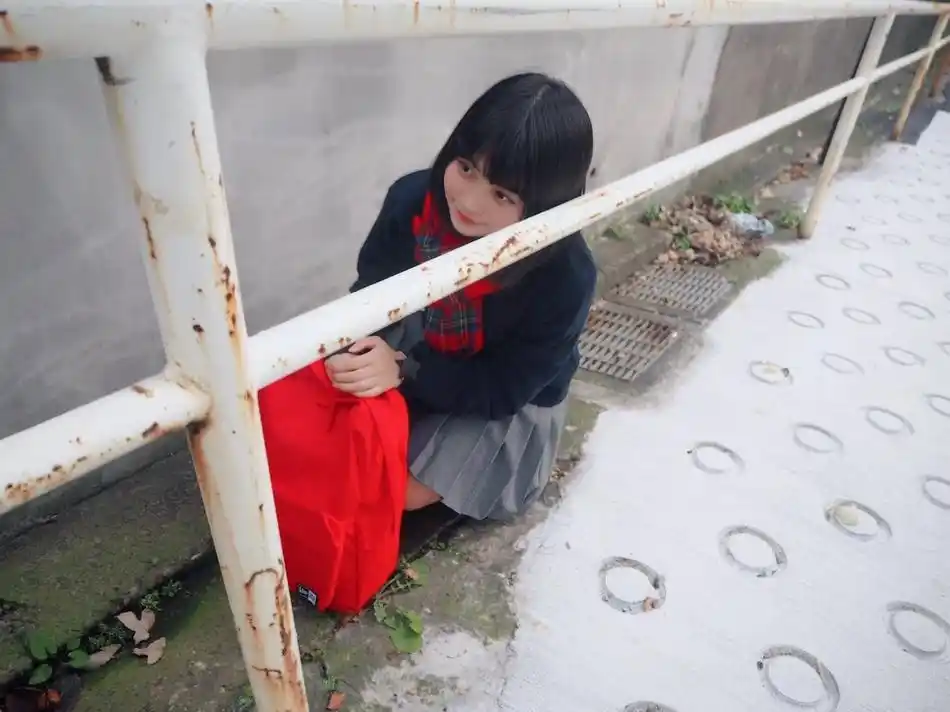 组图:ske48小畑优奈户外拍写真 穿制服短裙好像小学生