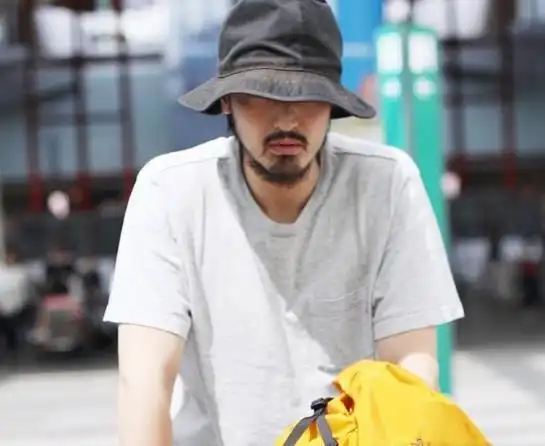 王传君胡子拉碴现身机场油腻大叔即视感网友直呼我的青春啊