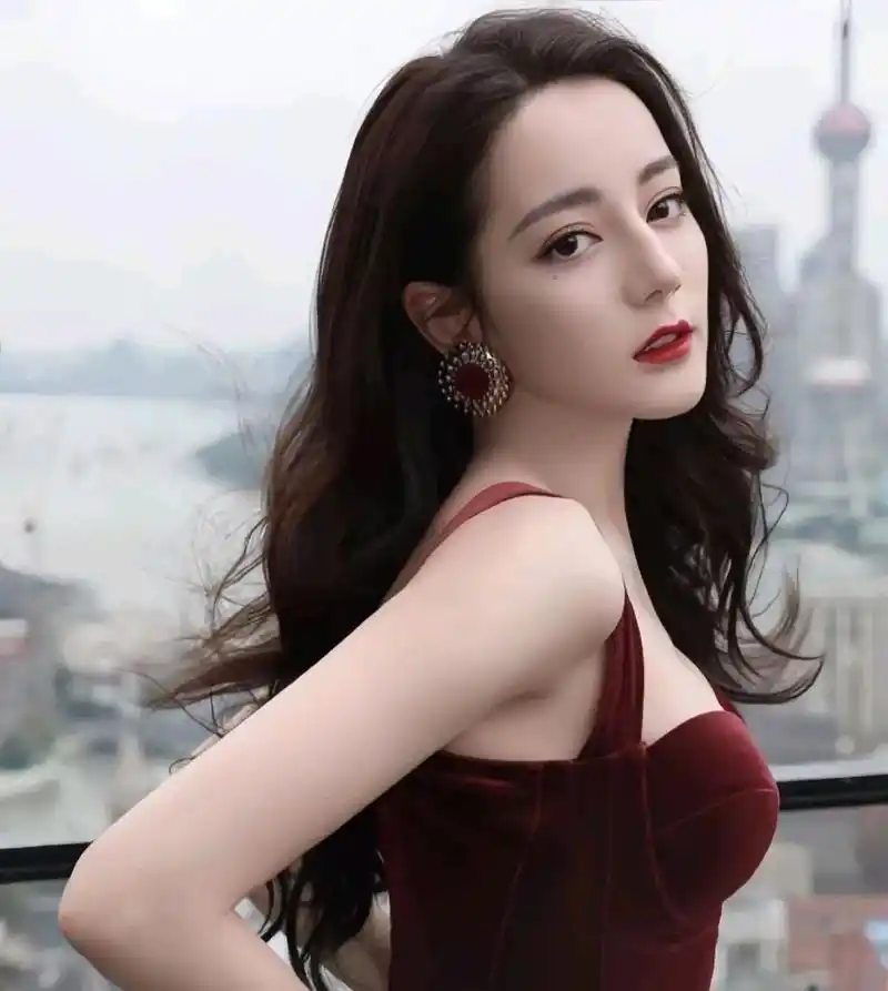 照片中,迪丽热巴身穿火焰裙,宛如一朵燃烧的玫瑰,散发出高贵优雅的