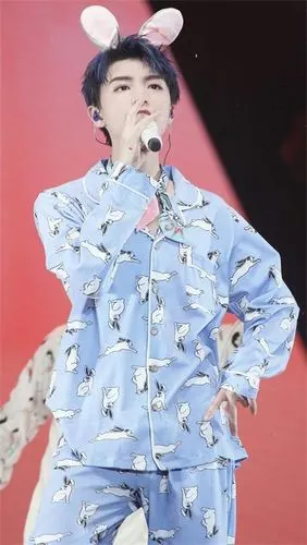 同样是穿睡衣:王俊凯调皮,易烊千玺可爱,他充满贵族风范!