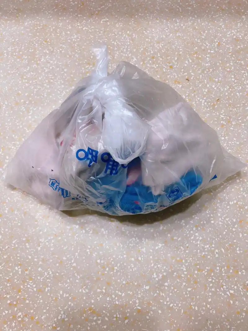 第95天 扔袜子 换袜子的时候顺手收拾一下,以后记住不要的要随手扔掉.