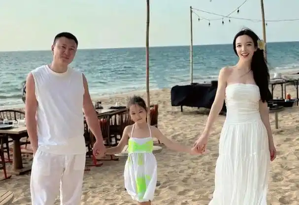 王励勤前女友分手后3年内嫁2富豪如今已生娃37岁容颜依旧