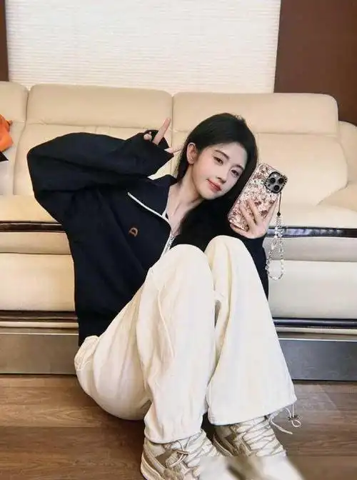 鞠婧祎再晒美照秀纤细美腿让人陶醉笑容俏皮温暖甜如初恋