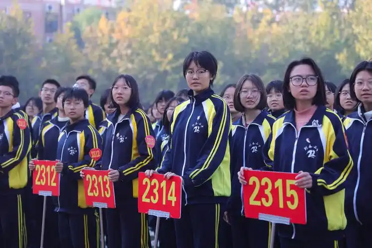 拼搏奋进青春无悔衡水二中举行周一主题升旗仪式