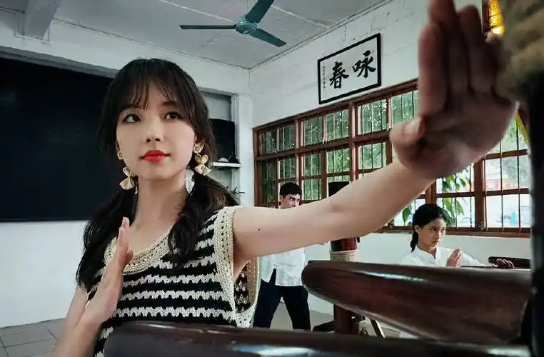 央视女记者王冰冰写真!雪肤玉貌笑容超甜美得让人窒息