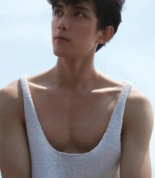 吴磊黑色背心随拍