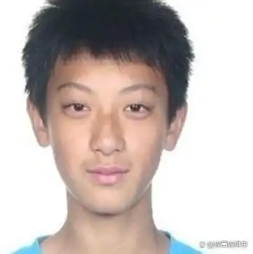 在韩国的时候,黄子韬化着比女生还要精致的妆容,穿搭也是一眼吸睛的潮