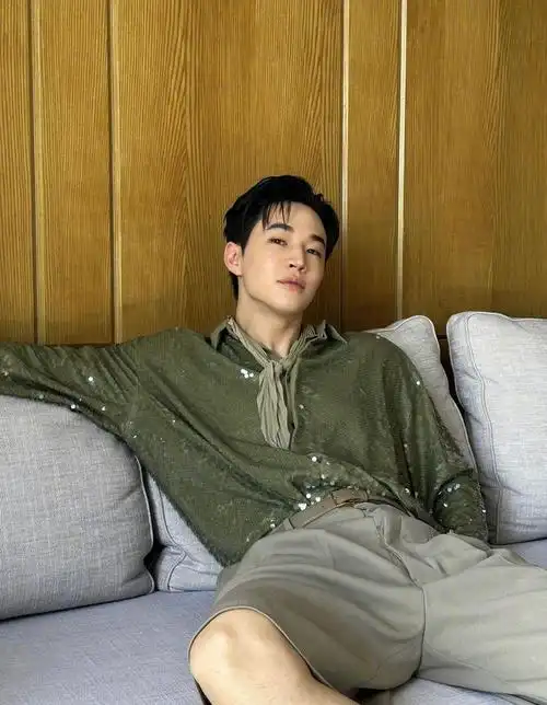 刘宪华ami大秀造型,绿色闪亮衬衫,清新帅气魅力不凡