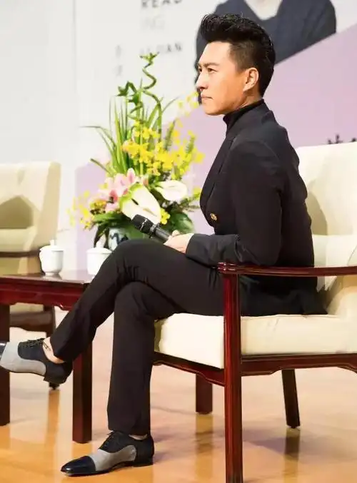 靳东李健合唱贝加尔湖畔乃们是第一次见