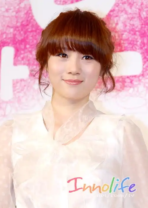 p>李秀英,1979年4月12日出生于首尔,韩国民谣女歌手.