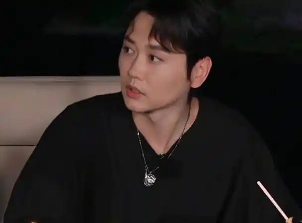 德云社孟鹤堂发写真,晒9宫格照片引争议,网友喊话满是男人味