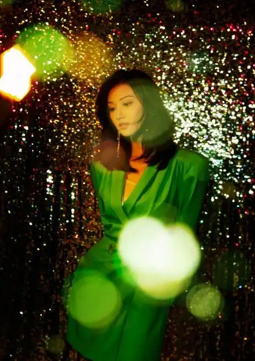 今年比较流行西装裙穿搭景甜穿上淡绿色西装裙清新又洋气