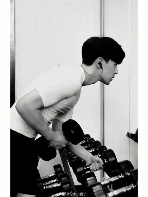邓伦身材真好,而且很自律,男明星一起卷起来吧#邓伦