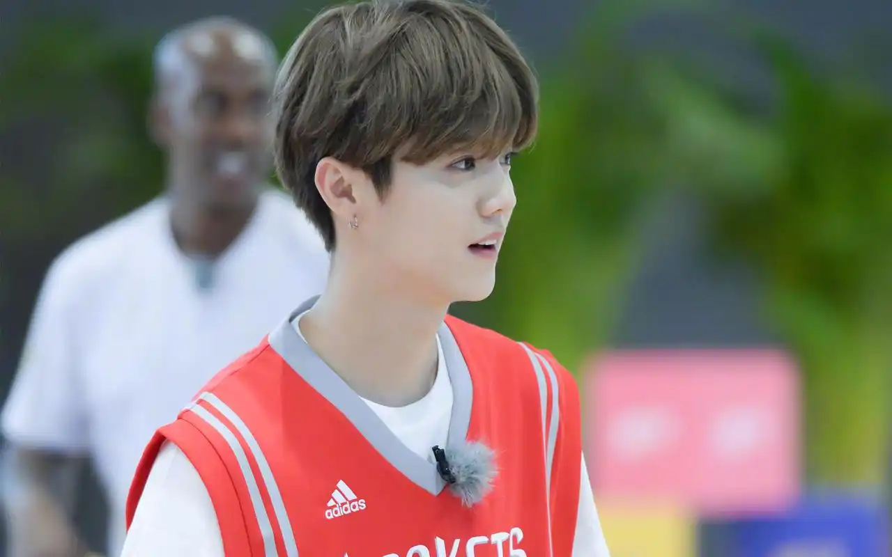 鹿晗打篮球帅气高清桌面壁纸