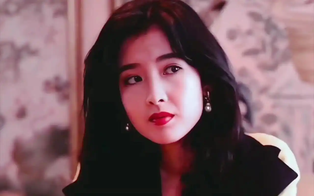 56岁女神周慧敏婚姻15周年,老公倪震不断送卡示爱,感动珍藏