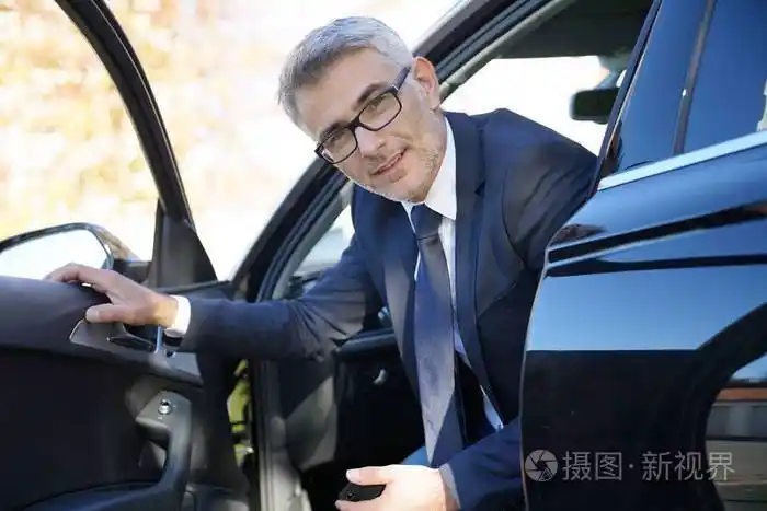 微笑的生意人下车