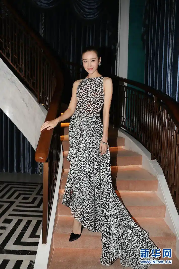 董洁黑白礼服亮相大气优雅不失活泼