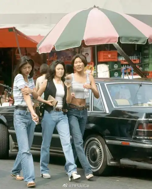 90年代韩国街拍,潮男潮女打扮相当时髦