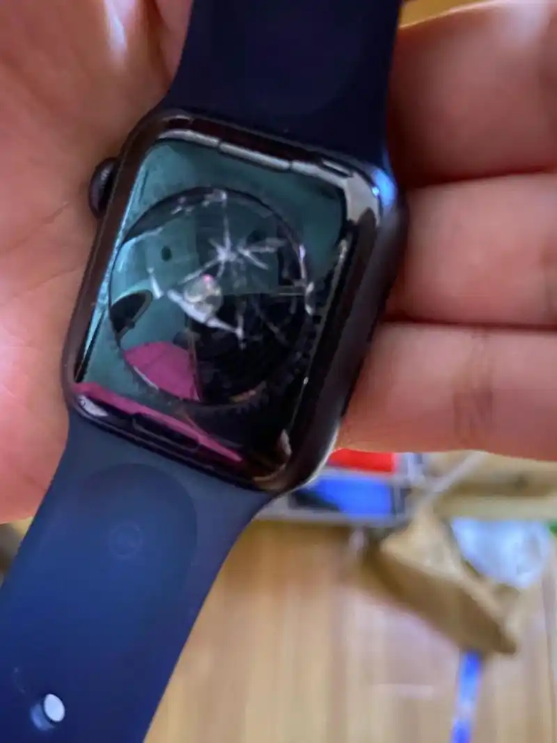 洗澡的时候放在洗手台没放稳,调到瓷砖地