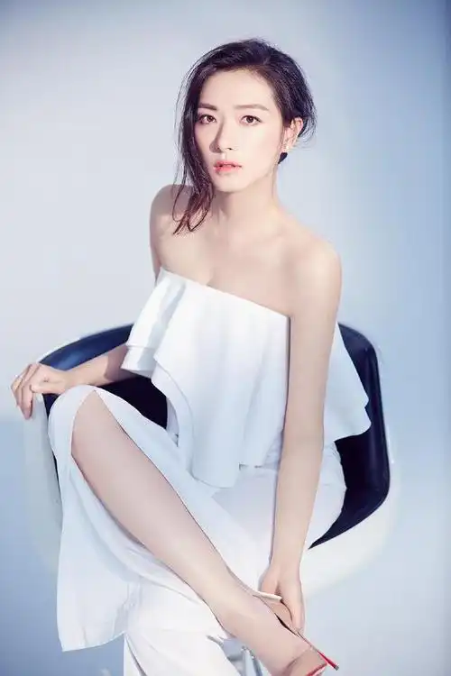 万茜的一组白色连身裤写真,清雅面庞透出一丝冷峻气质,大气自然