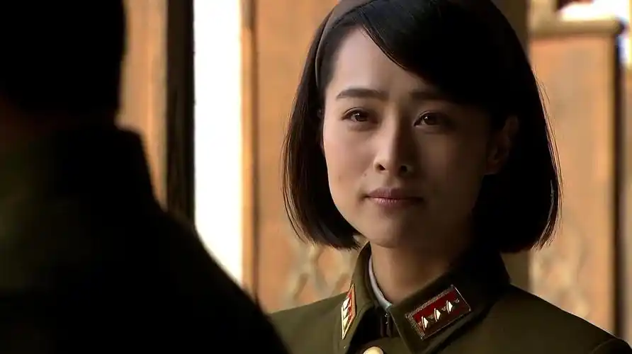 飞哥大英雄:美女伶牙俐齿,问的问题太刁钻,连长官都招架不住!