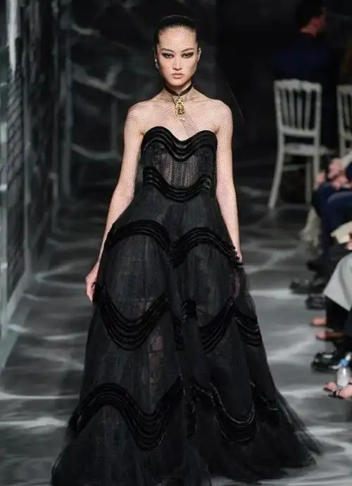 秀 场 直 击:将一缕缕薄纱褶裥成型,将细腻的刺绣梦幻呈现,这才有了