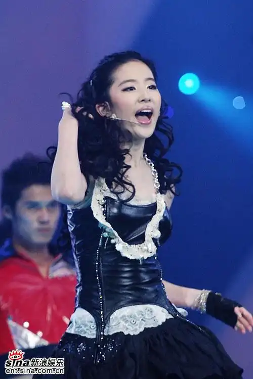 图文:金鸡百花颁奖--刘亦菲高歌唇红齿白