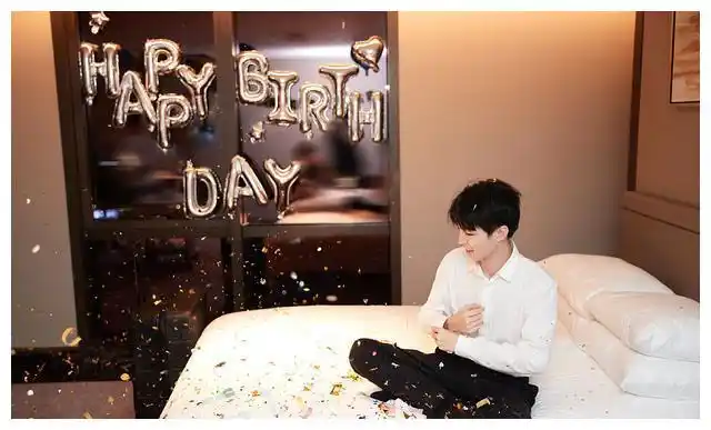 王俊凯生日气球蛋糕围绕场面浪漫 闭眼许愿气质温柔脸庞精致