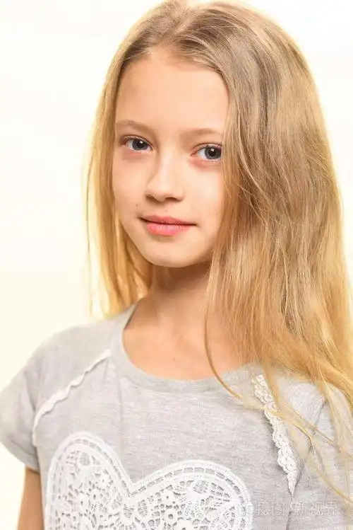 小女孩迷失在她的童话里小女孩有漂亮的脸蛋长着金色长发的小女孩小