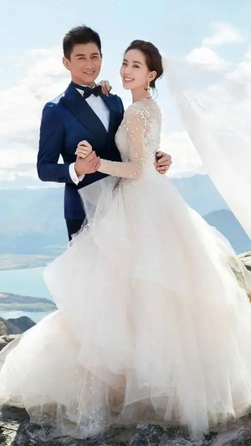 刘诗诗结婚照头戴凤冠身披霞帔,若曦式的端庄优雅的气质征服了我