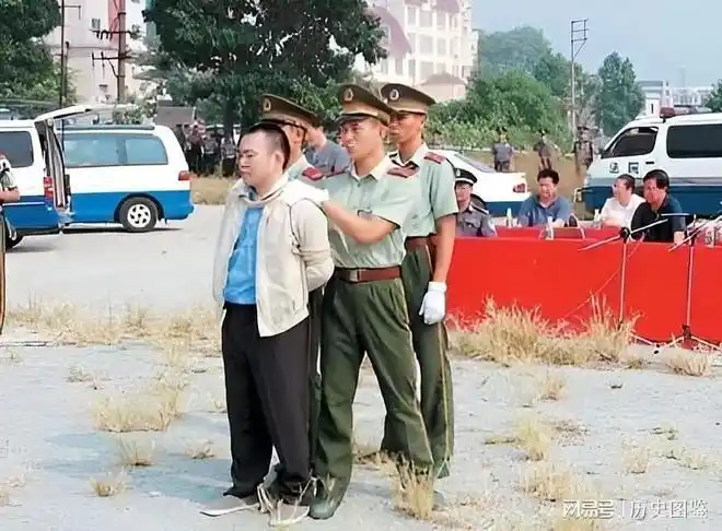 赵生文系着法绳,身穿白色上衣黑色裤子,即将被押赴刑场,执行死刑