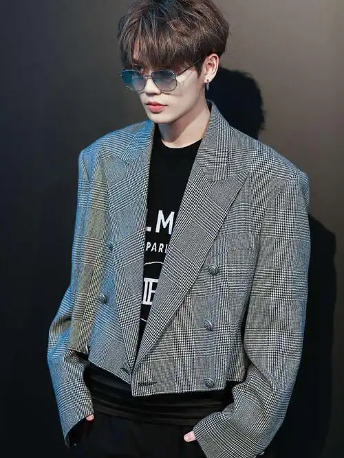 林彦俊时尚感满分格纹西装绅士帅气低调又特别