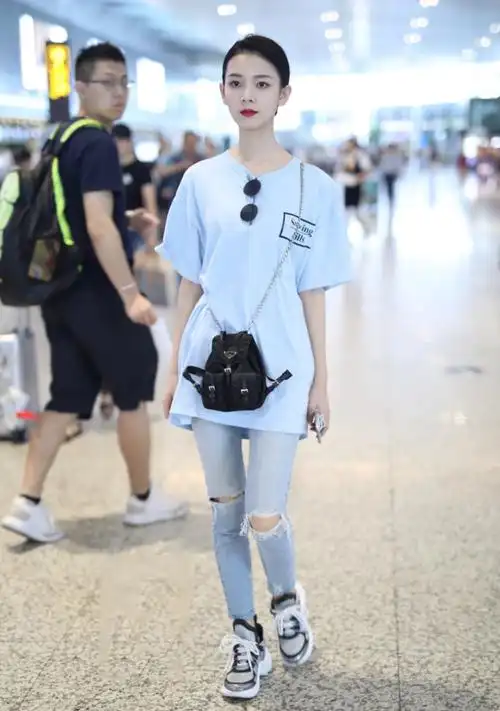 陈瑶现身机场被拍,将头发扎起来后好漂亮,网友:像年轻的章子怡