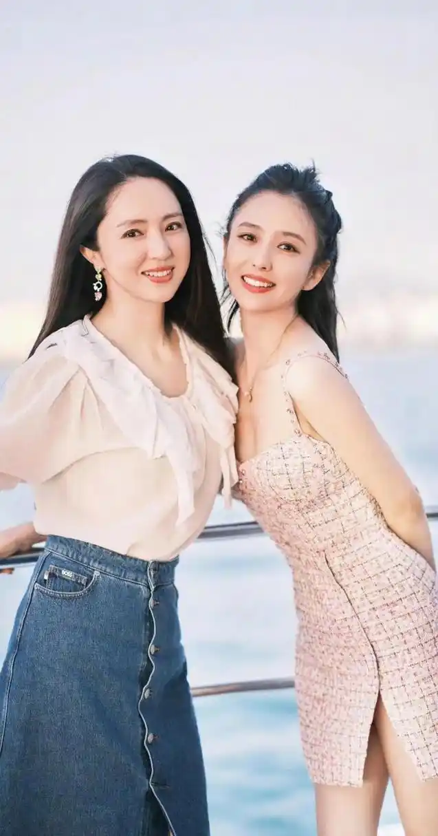 佟丽娅与董璇合照,俩人都是高颜值美女,气质,颜值都不分上下!