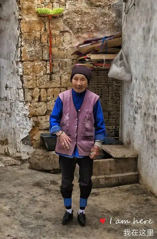 老人家送出大门望着我们背影,久久不愿离开.(完)